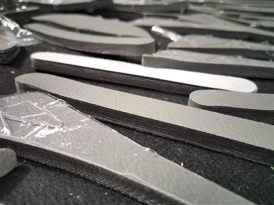 ¿Cómo evitar que el cuero se resbale durante el corte con una máquina cortadora de cuero?